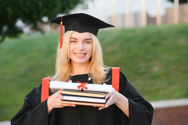 Portret Enthousiaste Vrouwelijke Student Afgestudeerd Cap Toga Vieren Het Bezit — Stockfoto