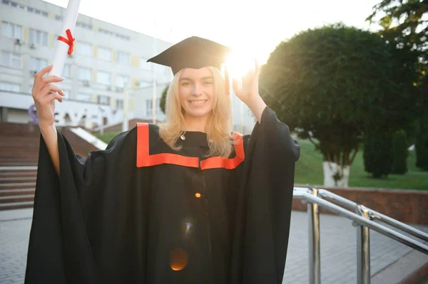 Ritratto Entusiasta Studentessa Universitaria Laureata Cap Abito Celebrativo Possesso Diploma — Foto Stock
