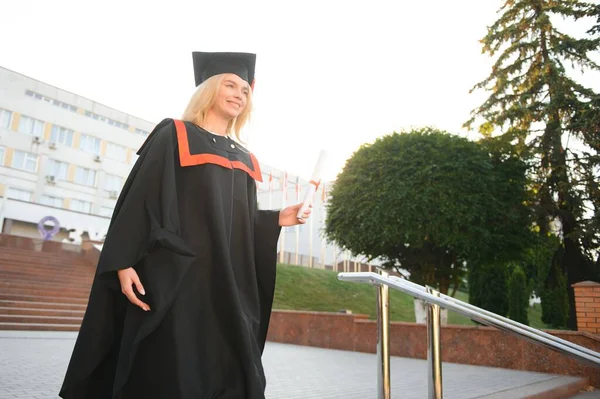 Portret Entuzjastyczna Studentka College Absolwentka Czapce Sukni Świętując Posiadając Dyplom — Zdjęcie stockowe