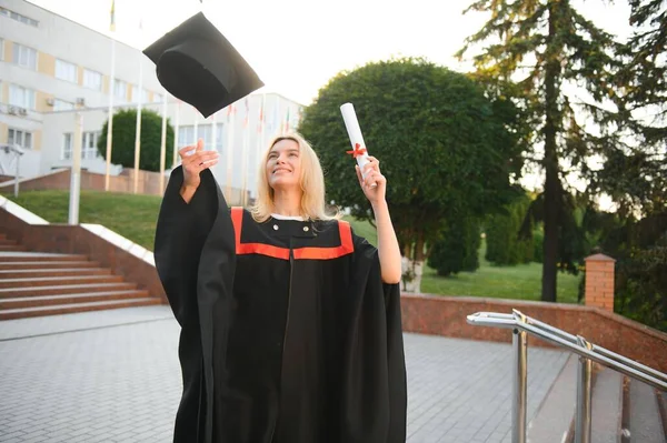 Une Jeune Diplômée Dans Cadre Université — Photo