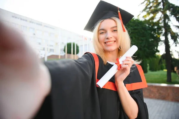 Porträtt Entusiastisk Kvinnlig College Student Examen Mössa Och Klänning Firar — Stockfoto