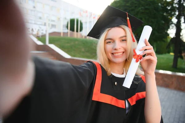 Mladé Studentky Maturující Univerzitě Vzít Selfie — Stock fotografie
