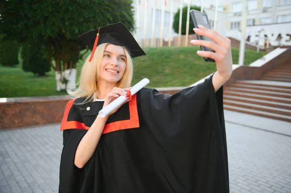 Femme Diplômée Robe Célibataire Prenant Selfie Jour Son Diplôme — Photo