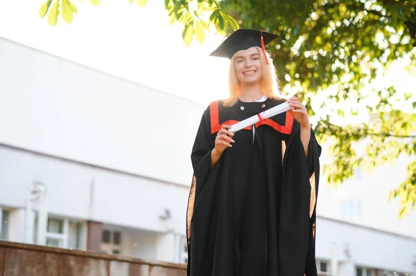 Portret Entuzjastyczna Studentka College Absolwentka Czapce Sukni Świętując Posiadając Dyplom — Zdjęcie stockowe
