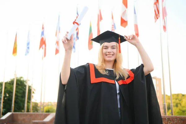 Glad Universitetsstudent Flicka Flickan Står Nära Universitetet Mot Bakgrund Flaggorna — Stockfoto