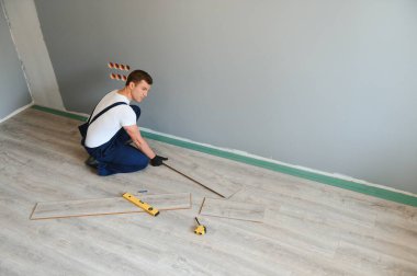 Adam inşaat kavramı Laminat parke döşeme.