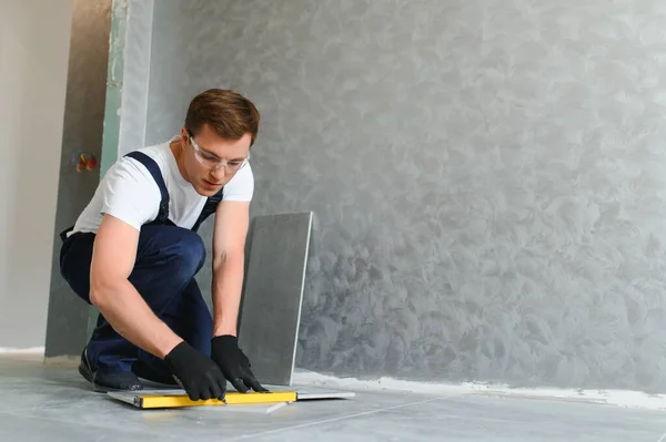 Worker Installing Ceramic Tile Floor Wall — Foto de Stock