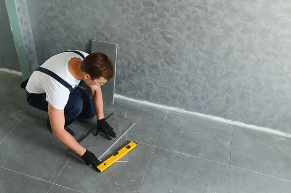 Industrial Worker Handyman Installing Ceramic Tiles — Stock Photo, Image