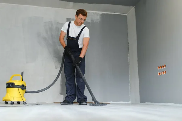 Worker Vacuums Room Repairing Floors Apartment Renovation Vacuum Cleaner — Stock Photo, Image