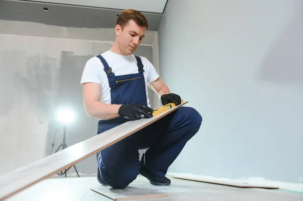 Man Installeert Nieuwe Gelamineerde Houten Vloer — Stockfoto