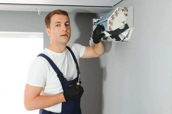 Técnico Serviço Verificação Reparação Condicionado Dentro Casa — Fotografia de Stock
