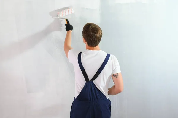 Jonge Werknemer Schilderen Muur Kamer — Stockfoto