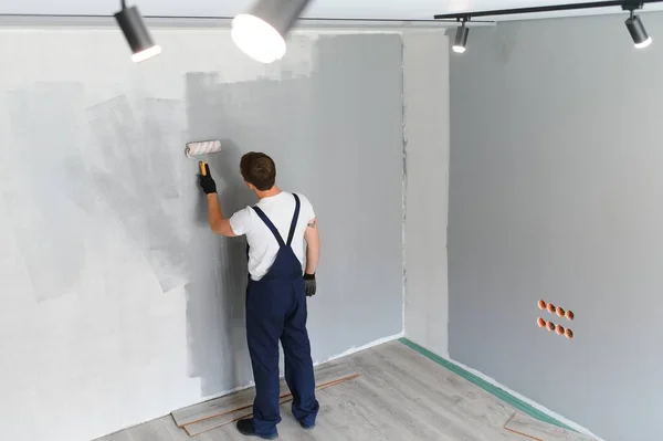 Pintor Obrero Pinta Una Pared Constructor Profesional Hace Reparaciones — Foto de Stock