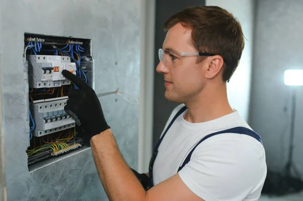 Eletricista Masculino Trabalha Quadro Com Cabo Conexão Elétrica — Fotografia de Stock