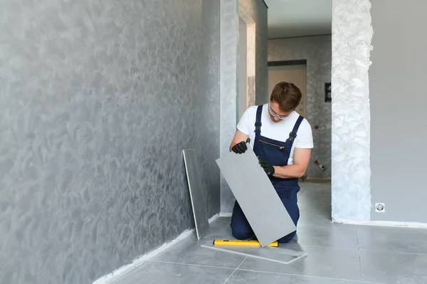 Industrial Worker Handyman Installing Ceramic Tiles — Stock Photo, Image