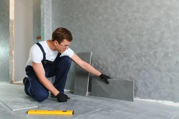 Worker Installing Ceramic Tile Floor Wall — Foto de Stock