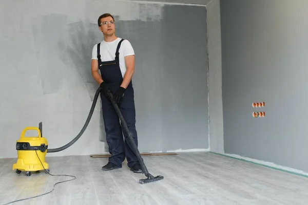 Seorang Pekerja Yang Menggunakan Vacuum Cleaner Menghilangkan Puing Puing Konstruksi — Stok Foto