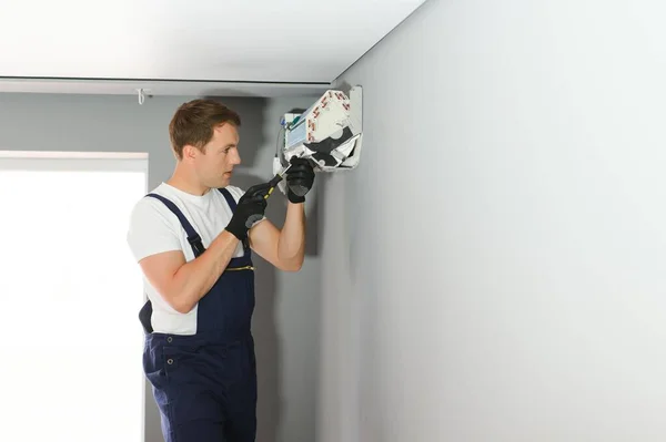 Technicien Réparer Climatiseur Sur Mur — Photo
