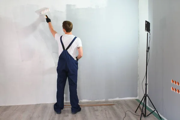 Pintor Obrero Pinta Una Pared Constructor Profesional Hace Reparaciones —  Fotos de Stock
