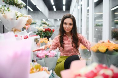 Gülümseyen Kadın Çiçekçi Küçük İşletme Çiçekçisi.