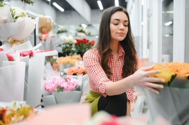 Güzel genç çiçekçi çiçekçi dükkanı.