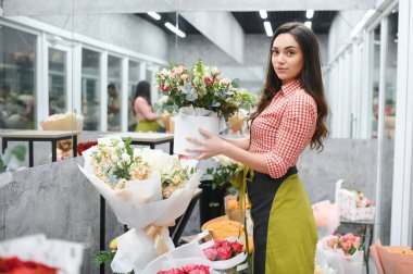 Güzel genç çiçekçi çiçekçi dükkanı.