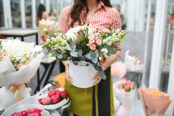Startup Sukces Sme Małego Przedsiębiorcy Właścicielka Kobieta Stoi Kwiatami Kwiaciarni — Zdjęcie stockowe