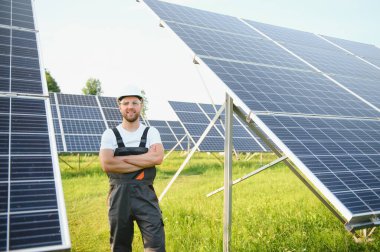Dışarıda güneş panelleri kuran işçiler
