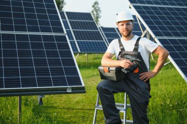 Dışarıda güneş panelleri kuran işçiler