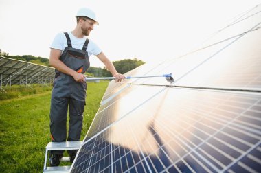 Güneş panellerini temizleyen bir usta toz ve kir oluşturur.