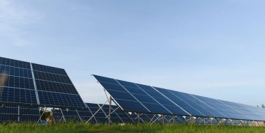 Gökyüzü arkaplanlı güneş pilleri. Alternatif elektrik kaynağı.