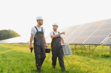 Fabrikanın çatısında elektrik ve enstrüman teknisyeni kurulumu ve bakım elektrik sistemi güneş paneli kurulumu, servis kontrolü güneş pili kurulumu
