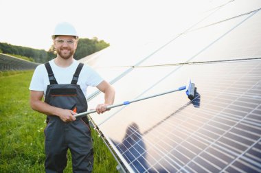 Güneş panellerini temizleyen bir usta toz ve kir oluşturur.