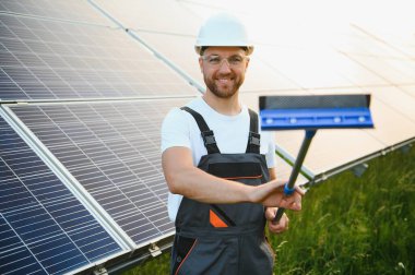 Güneş panelleri yükleme açık havada sonra temizlik işçisi