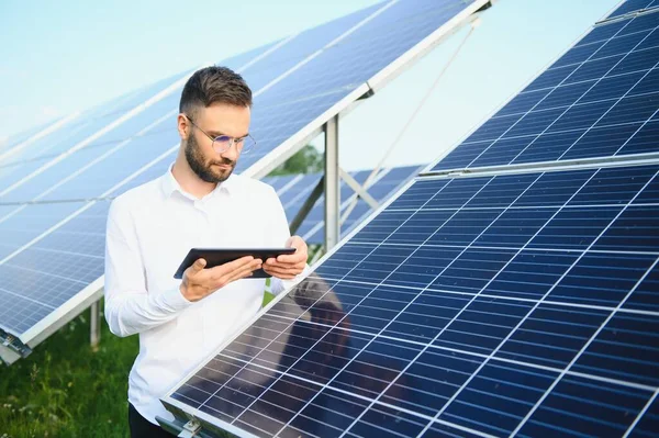 Portrait Young Engineer Checks Tablet Operation Sun Cleanliness Field Photovoltaic — Stok fotoğraf