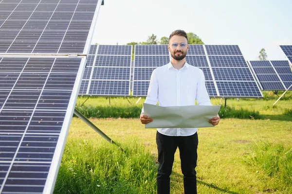Solar Power Plant Man Standing Solar Panels Renewable Energy — Stok Foto