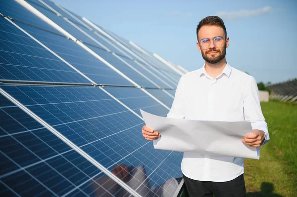 Fotovoltaik Panellerin Arka Planında Erkek Işçi Güneş Enerjisi Santrali — Stok fotoğraf