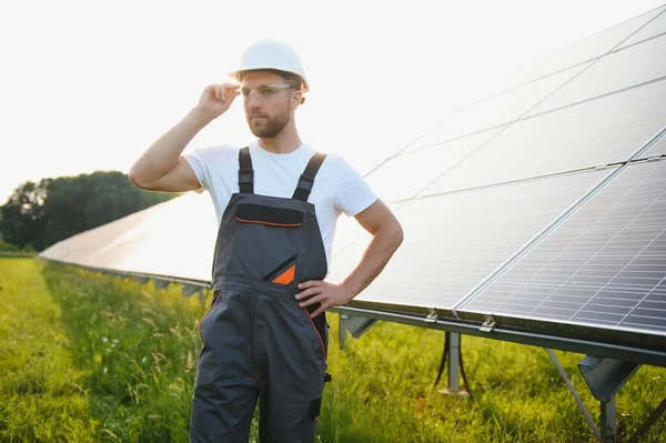 Vista Lateral Trabalhador Masculino Instalando Módulos Solares Estruturas Suporte Matriz — Fotografia de Stock