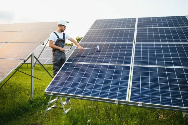 Trabajador Instalando Paneles Solares Aire Libre — Foto de Stock