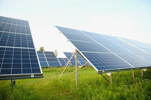 Panele Słoneczne Farma Energetyczna Tle Nieba — Zdjęcie stockowe