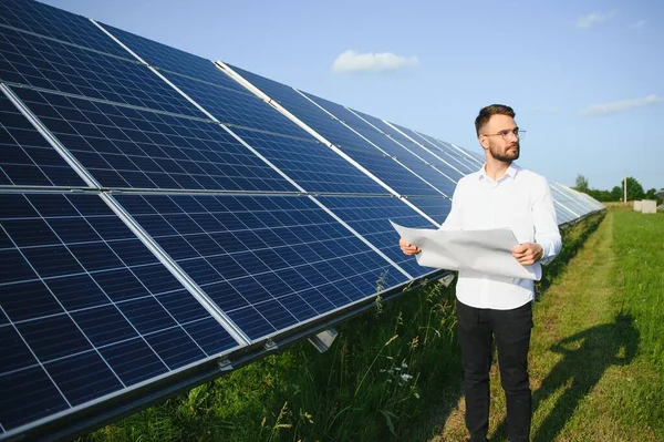 Pozitif Sakallı Erkek Yatırımcı Alternatif Enerji Üreten Fotovoltaik Panellere Karşı — Stok fotoğraf