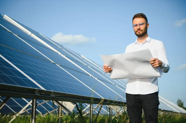 Pozitif Sakallı Erkek Yatırımcı Alternatif Enerji Üreten Fotovoltaik Panellere Karşı — Stok fotoğraf