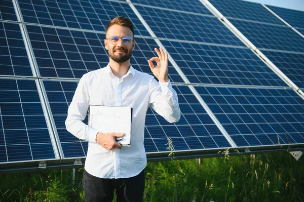 stock image Male worker solar power plant on a background of photovoltaic panels