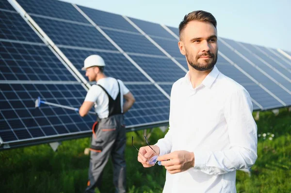 Kırsal Kesimde Güneşli Bir Günde Beyaz Gömlekli Bir Adam Fotovoltaik — Stok fotoğraf