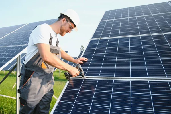 Worker Installing Solar Panels Outdoors — Stock Photo, Image