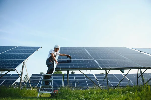 Inżynier Mundurze Pracujący Farmie Paneli Słonecznych Pole Panelu Słonecznego Produkcja — Zdjęcie stockowe