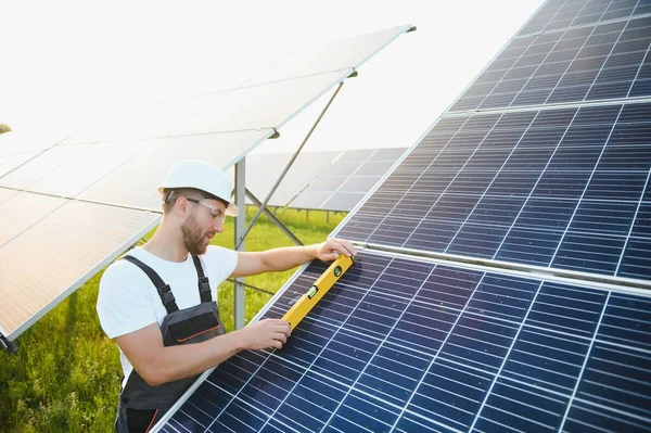 Pracownik Instalujący Panele Słoneczne Zewnątrz — Zdjęcie stockowe