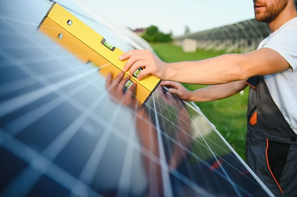 ソーラーパネル発電所で働く一様の技術者 太陽光パネルフィールド クリーンエネルギー生産 緑のエネルギー — ストック写真