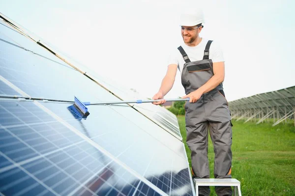 Man Cleaning Solar Power Washing — Zdjęcie stockowe