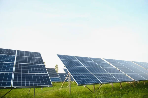 Солнечные Батареи Энергетической Фермы Фоне Неба — стоковое фото